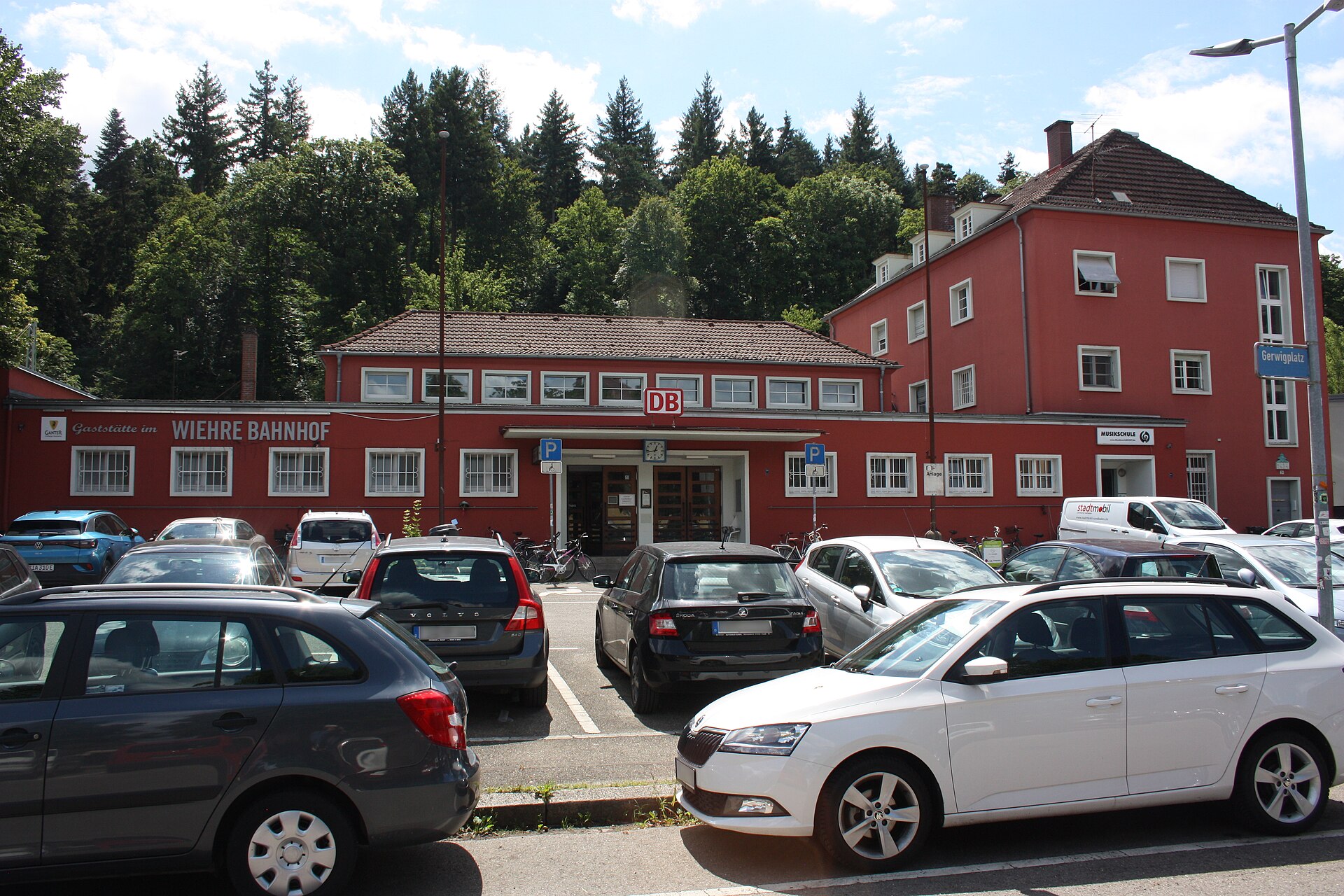 Empfangsgebäude des Bahnhofs Freiburg-Wiehre im Sommer 2025